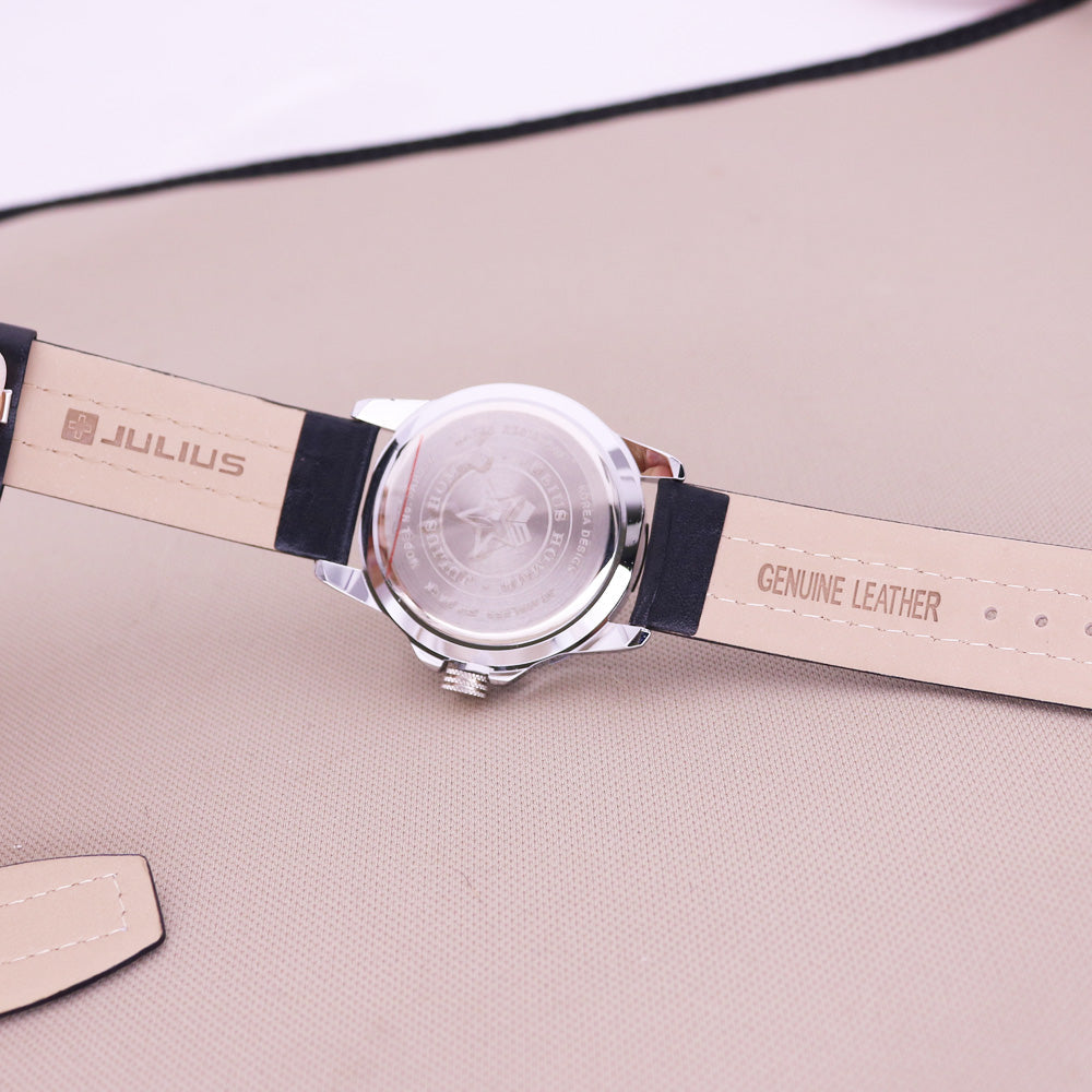 Elegant Men's Wrist Watch - LuxeTime Collection