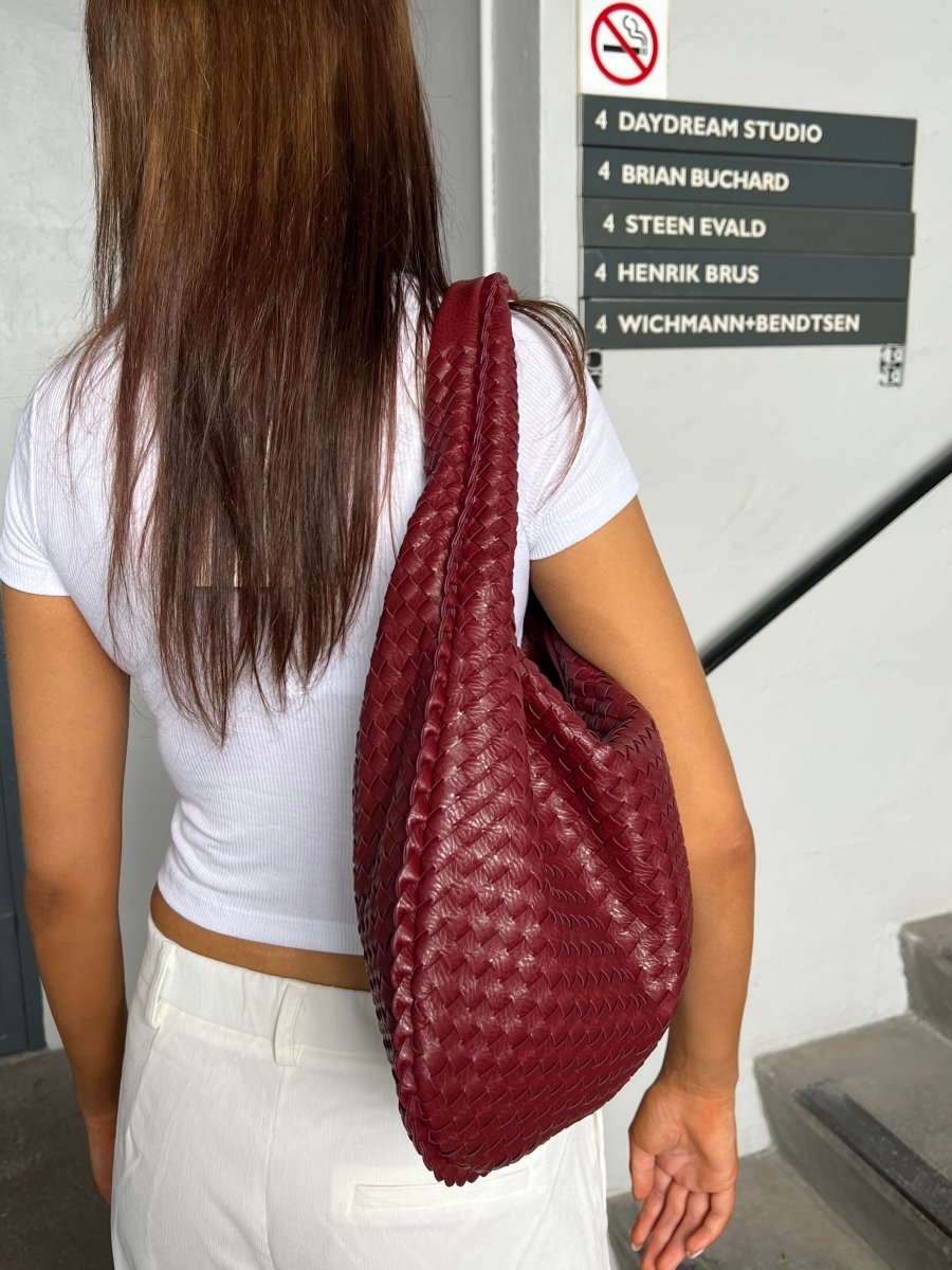 Stylish Women's Tote Bag - LuxeCarry with Spacious Interior