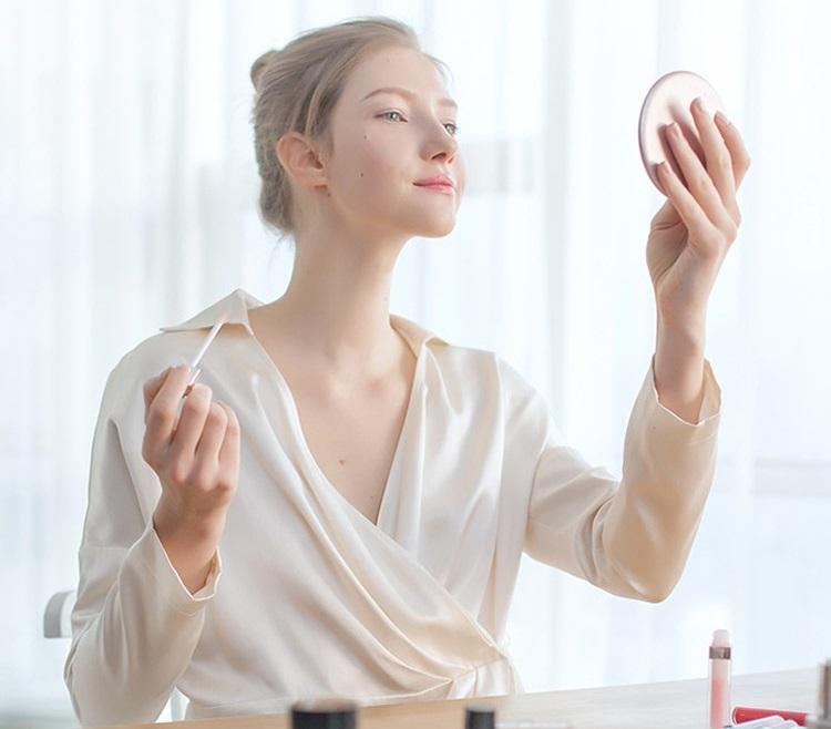 Wireless Charger Makeup Mirror - LuxeGlow