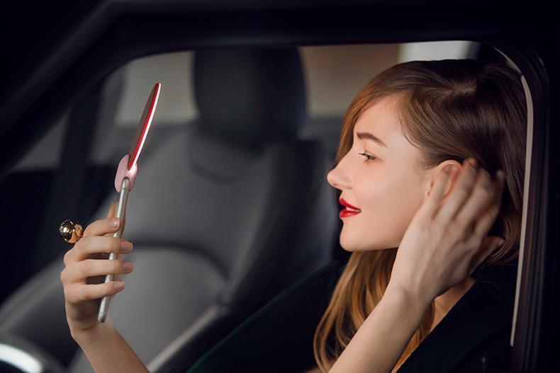 Wireless Charger Makeup Mirror - LuxeGlow