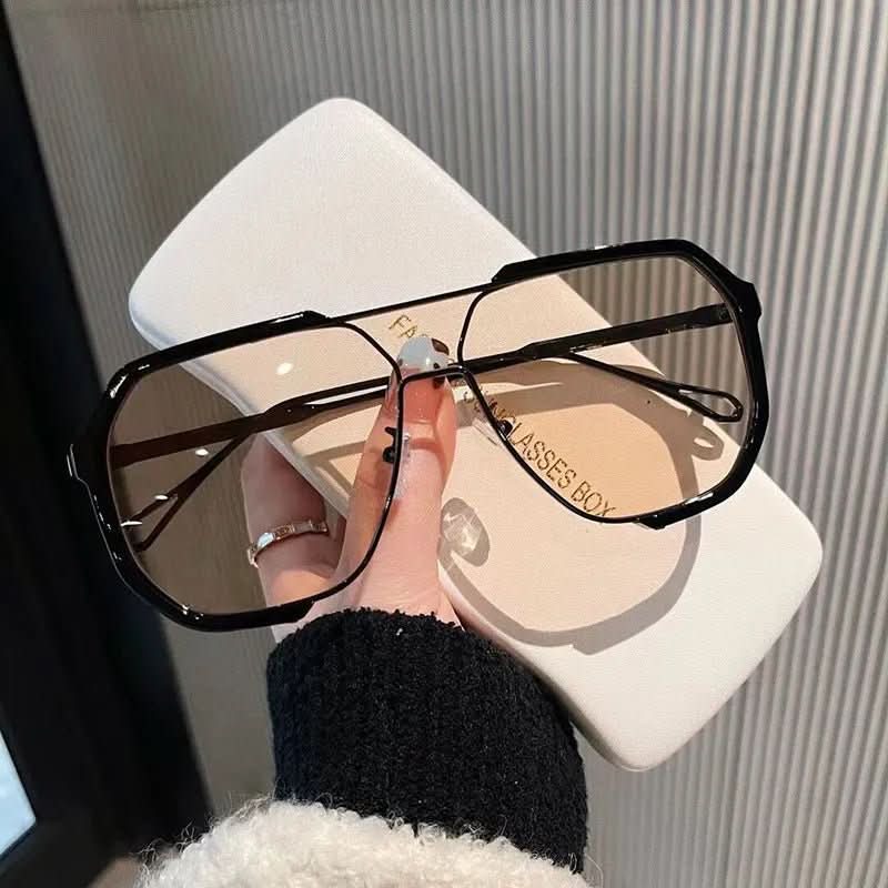 Visionary Shades - Luxe Oversized Sunglasses with UV400 Protection