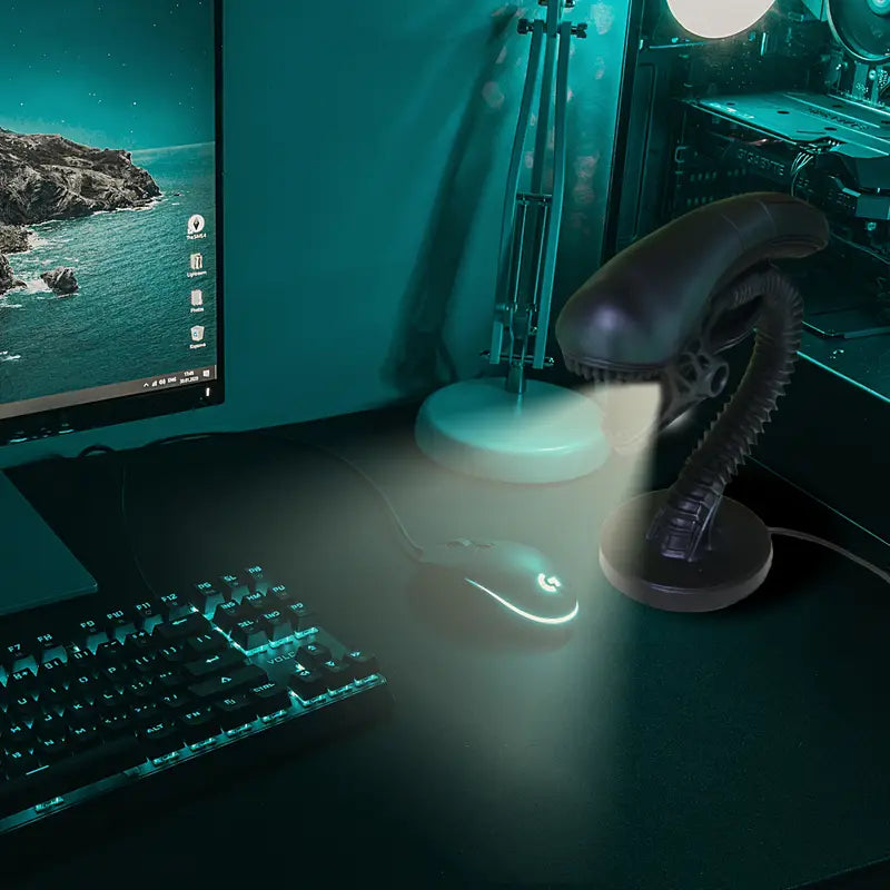 Xenomorph Alien Desk Lamp - LuminaCraft