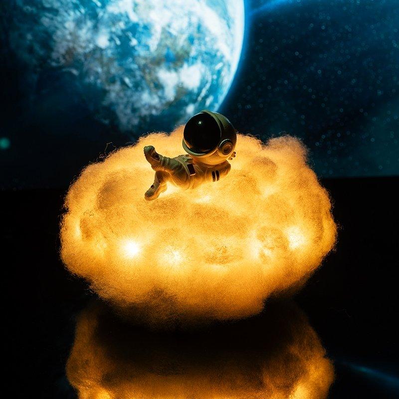 Cloud Astronaut Lamp - Luminara Dreams